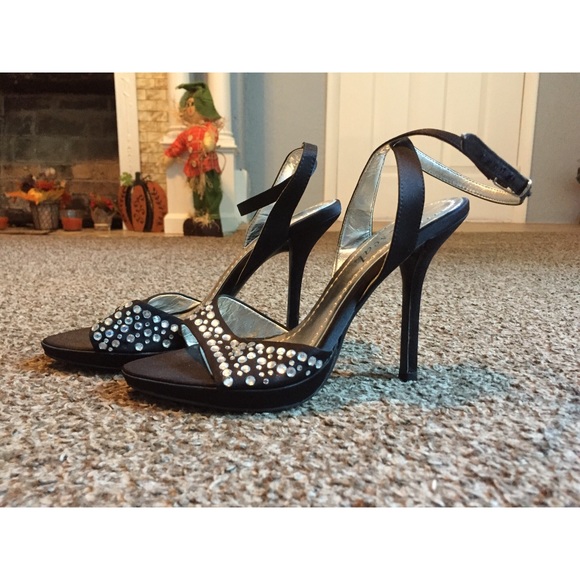 Size 7 black heels - Picture 2 of 3